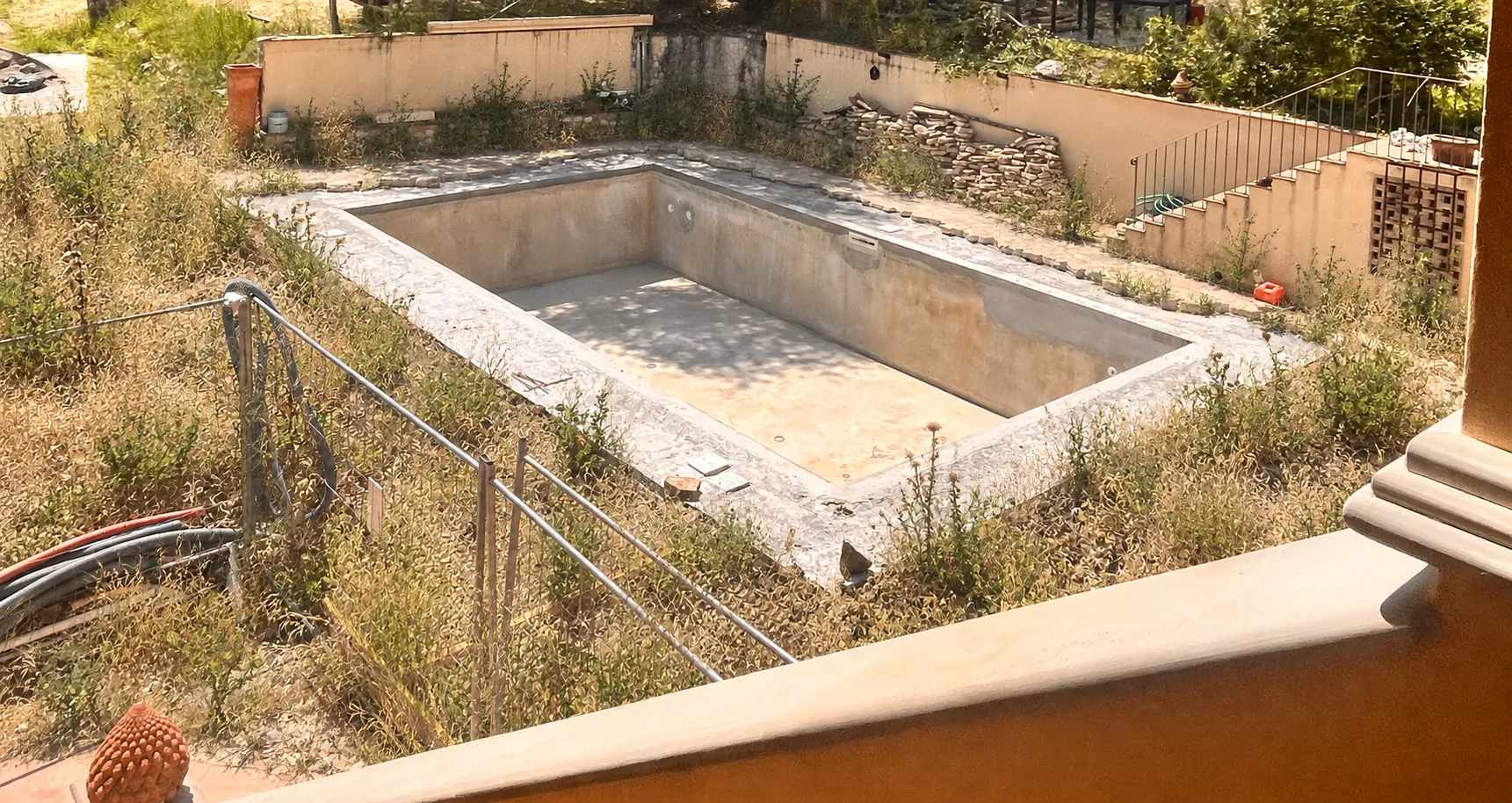 piscina con frasche
